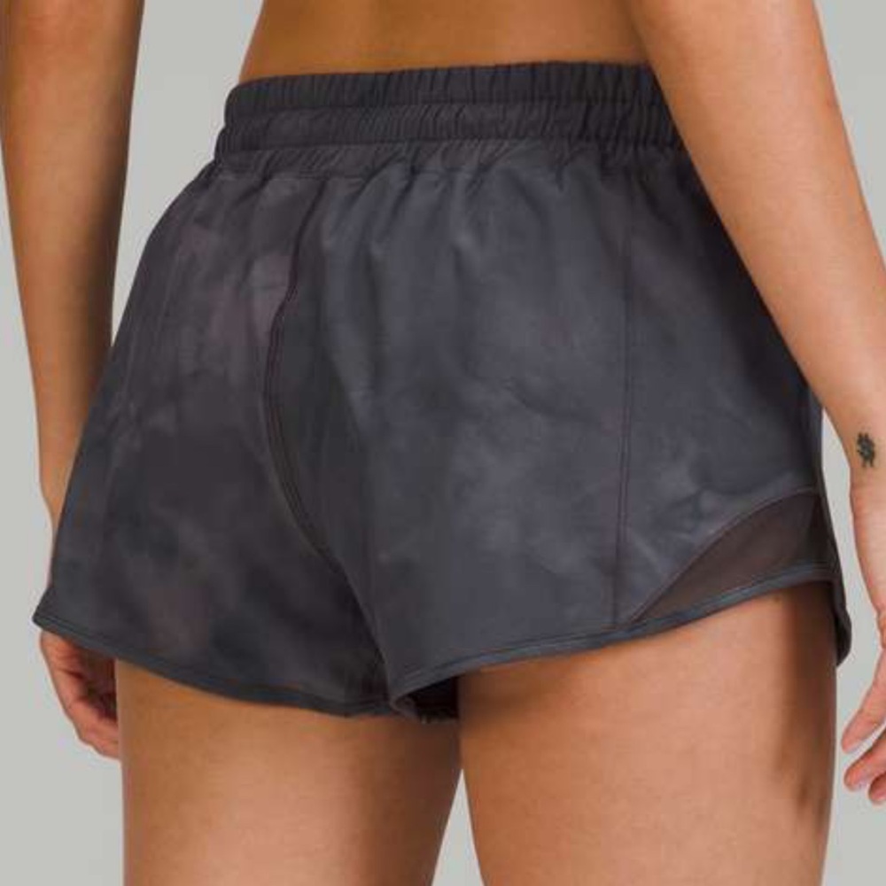 Lululemon Hotty Hot Low-Rise Lined Short 2.5" Size 14
